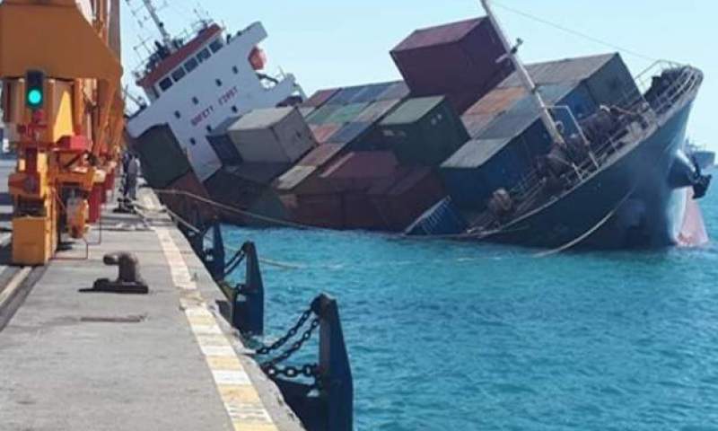 کشتی باری در بندر شهید رجایی دچار سانحه شد