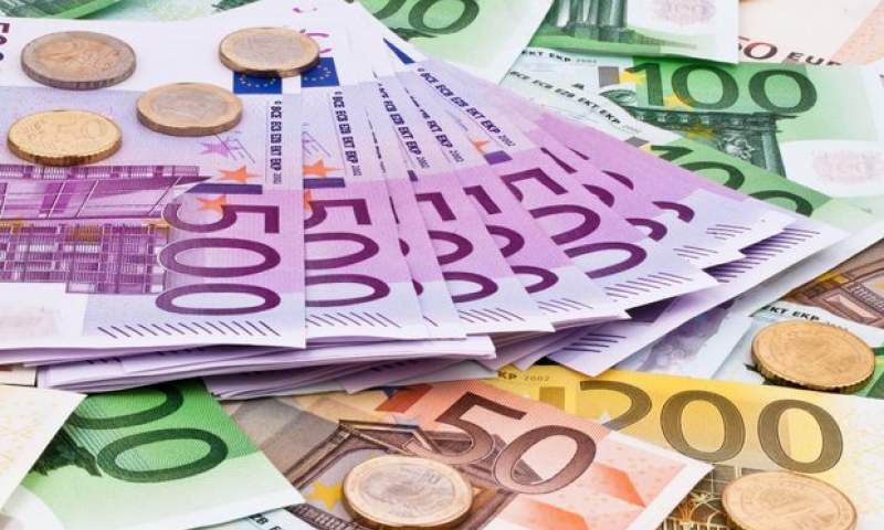 کاهش قیمت رسمی یورو و پوند